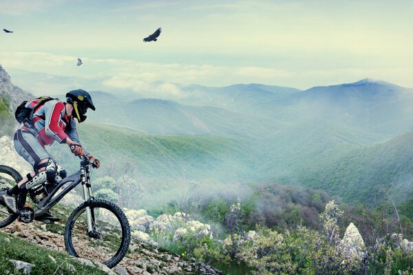 Homme au casque sur le vélo dans les montagnes