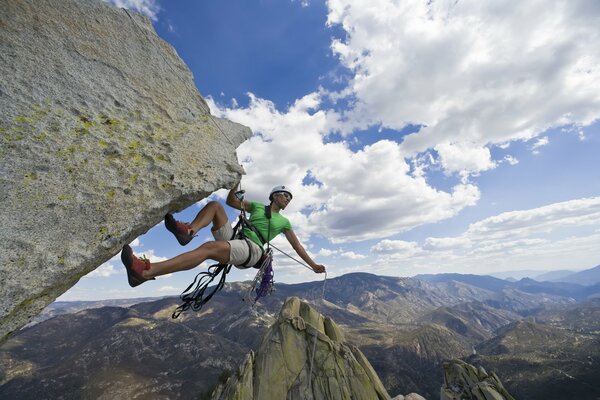 Cliffhanger sullo sfondo di un incredibile paesaggio montano