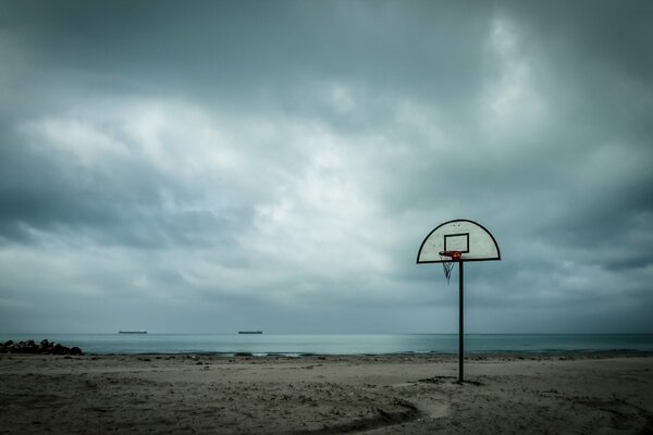Tabellone da basket in riva al mare