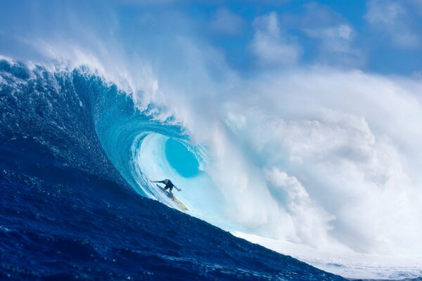 Surfeur sportif sur les vagues dans l océan