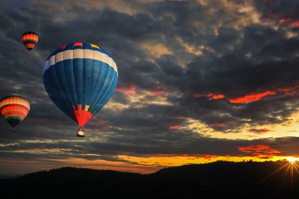 Ballons volent dans le ciel