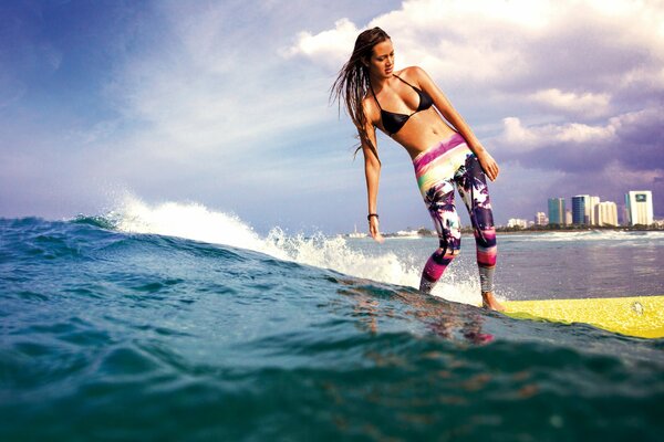 Sport surf onda ragazza