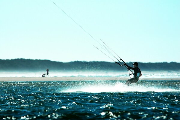 Surfing ze spadochronem sportowiec na jeziorze Erie