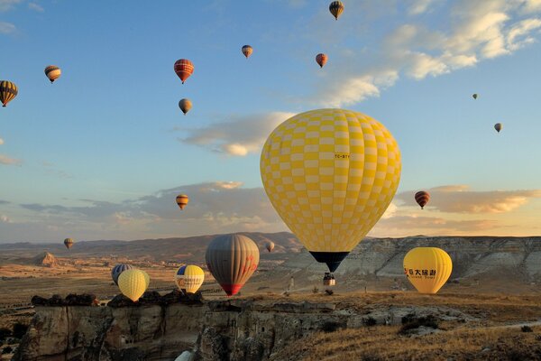 Y hoy en día sobre el hermoso deporte el cielo está salpicado de globos hermoso paisaje