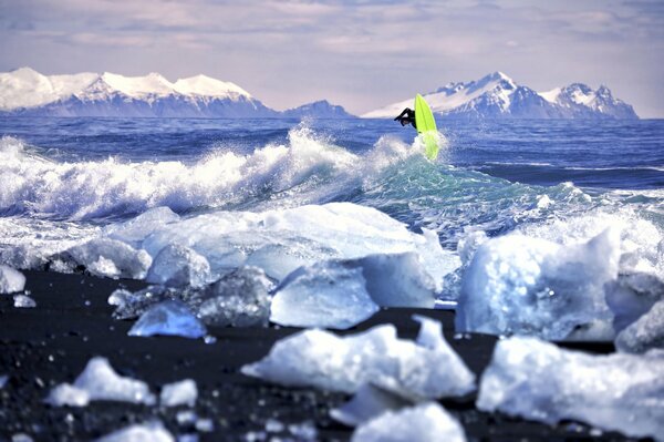 Un mar con un hermoso iceberg y olas