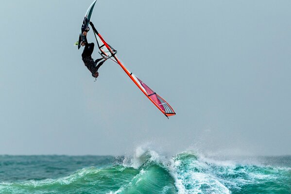 Saut dans la vague de la mer