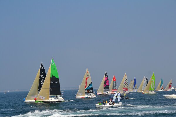 Gara di barche a vela colorate in mare