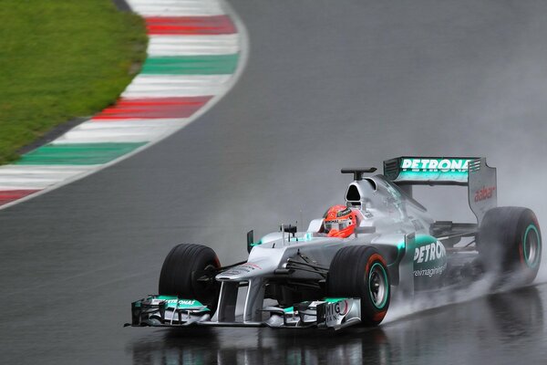 El coche de carreras de fórmula 1 de Mercedes Benz