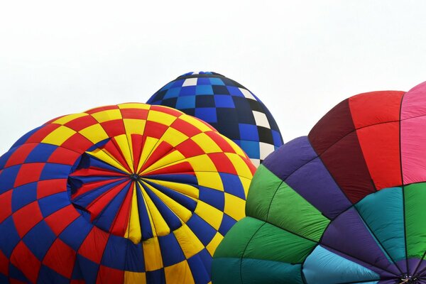 Jets d air, ballons colorés, ballons sur fond blanc