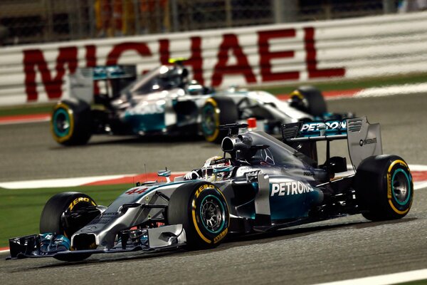 Course de Mercedes sportive avec Lewis Hamilton