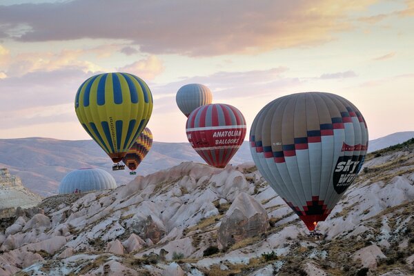 Ballons volent au-dessus du paysage de montagne