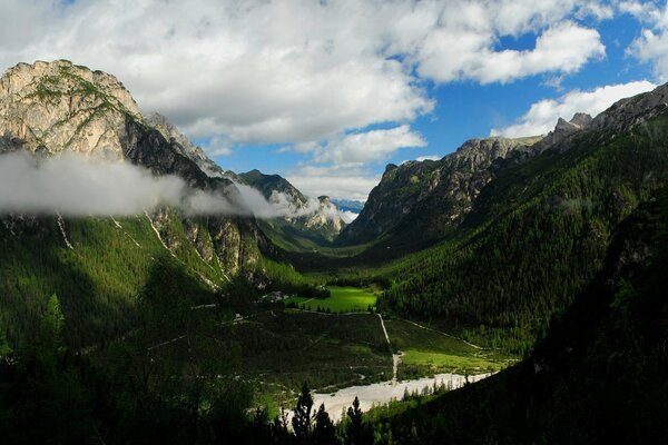 Naturaleza montañas en árboles y nubes