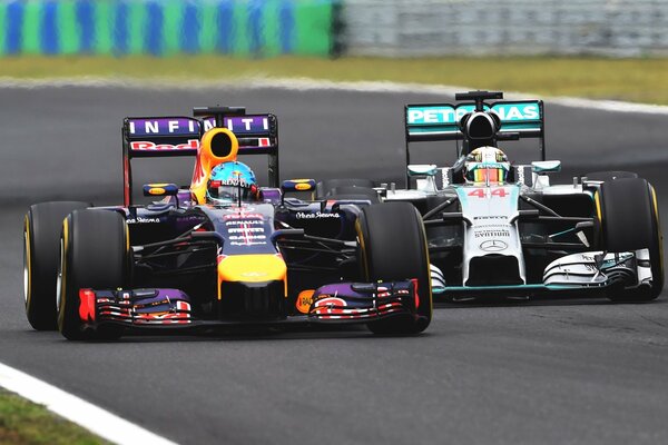 Dwóch kierowców Formuły 1 walczy o pierwsze miejsce