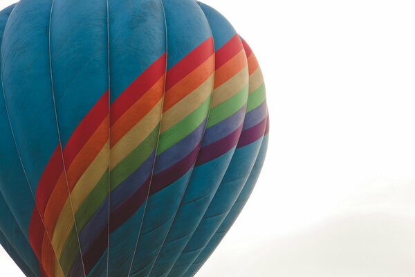 Ein Ballon in Regenbogenfarben