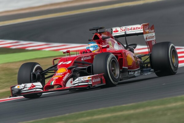 Sur le circuit, Fernando court une Ferrari de formule 1