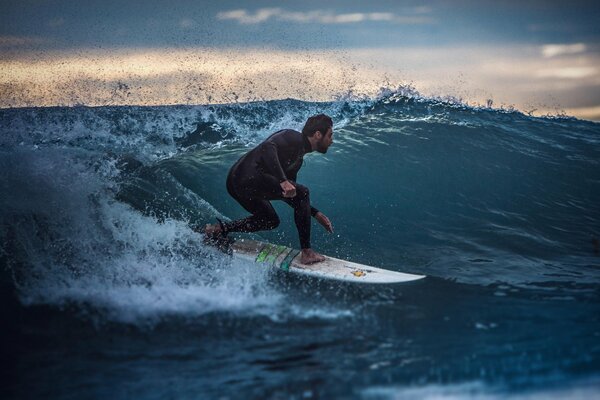 Un homme fait du surf. Océan bleu