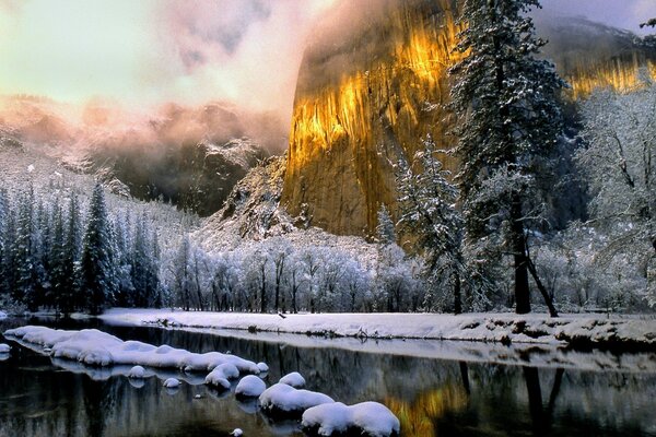 Montagne d or sur les rives du lac d hiver