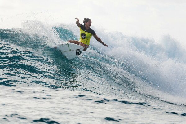 Surfista en una tabla nadando sobre las olas