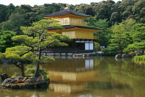 Japanischer Tempel am Teich