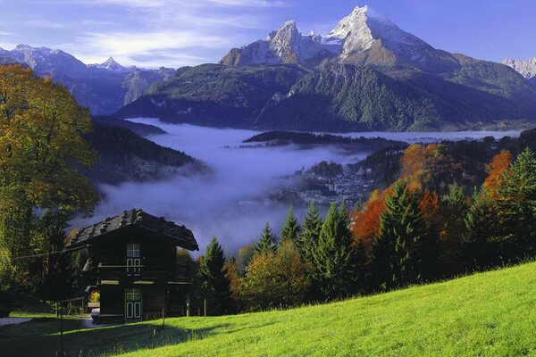 Paysage de montagne brumeux automne