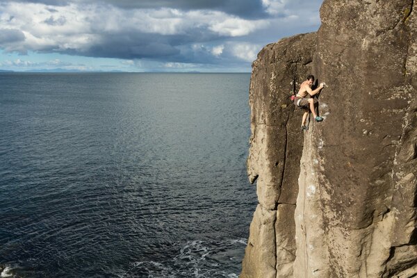 El famoso escalador James Mitchell conquista una montaña en nueva Zelanda