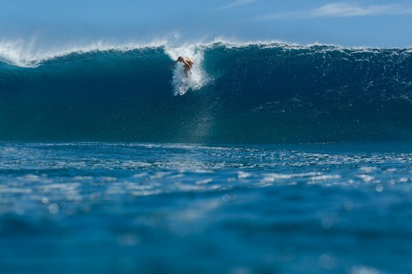 Surfista catturato l onda dell oceano