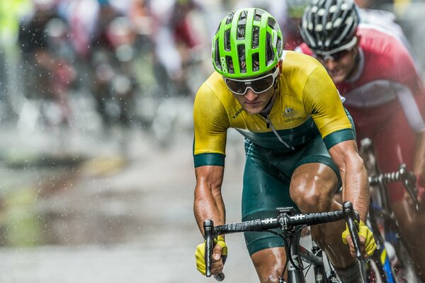 Gara ciclistica, ciclismo sotto la pioggia, gara sportiva