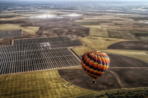 Ballon auf dem Hintergrund einer ungewöhnlichen Landschaft