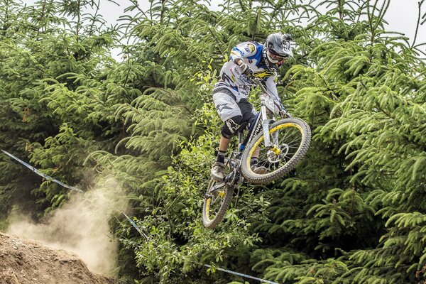 Salto de bicicleta extrema empinada