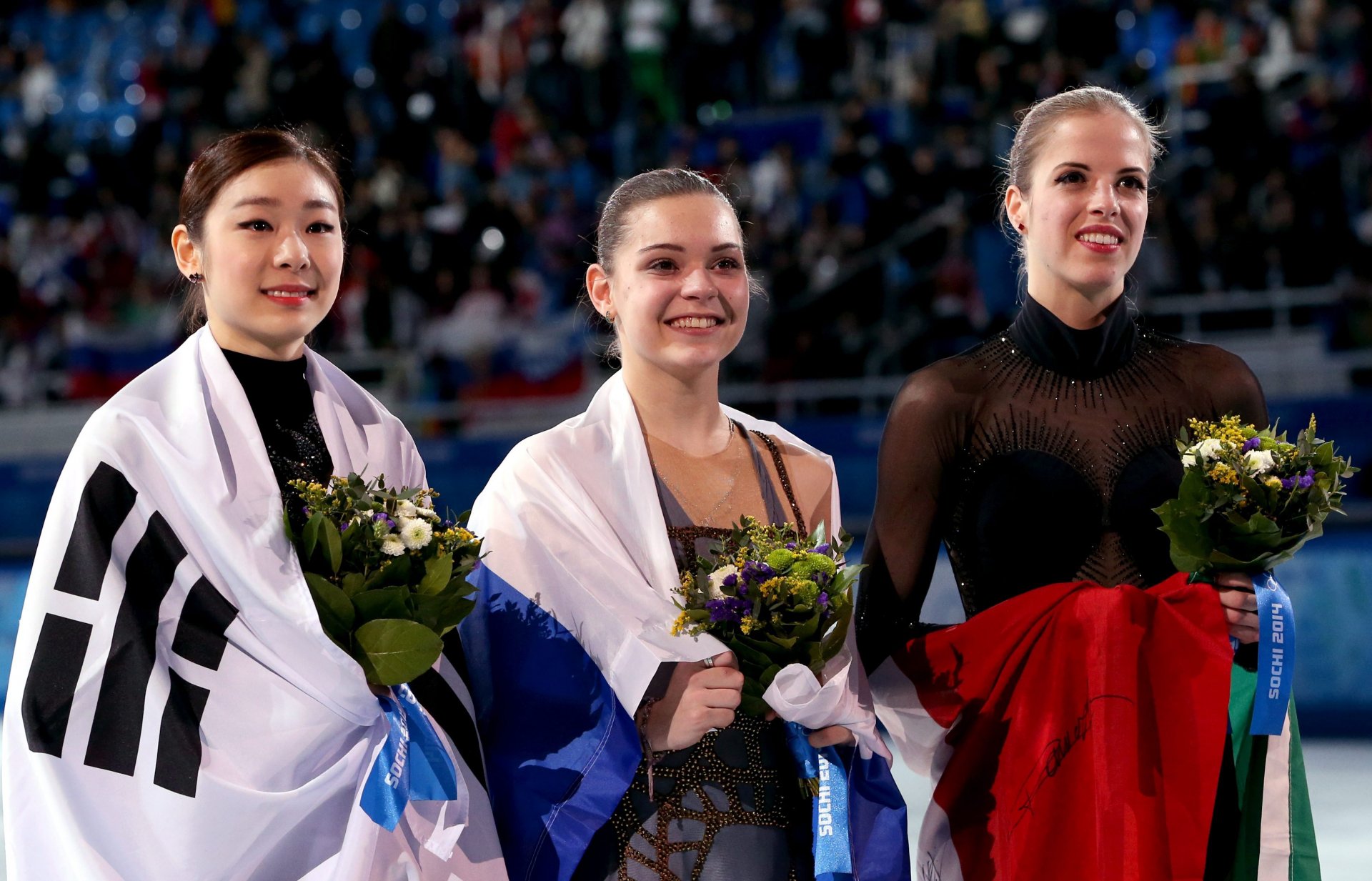 young-ah kim adeline sotnikova karolina kostner łyżwiarze figurowi łyżwiarstwo figurowe piedestał soczi 2014 zimowe igrzyska olimpijskie soczi 2014 xxii zimowe igrzyska olimpijskie soczi 2014 rosja korea włochy kwiaty flaga uśmiech