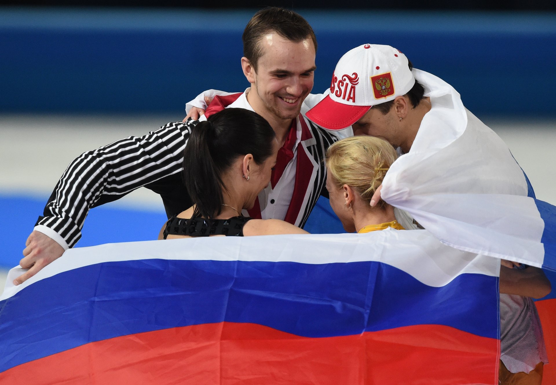 ksenia stolbova fedor klimov tatiana volosozhar maxim trankov sochi 2014 sochi 2014 juegos olímpicos de invierno xxii juegos olímpicos de invierno sochi 2014 patinaje artístico rusia patinadores campeones olímpicos bandera bosco gorra de béisbol victoria felicidad