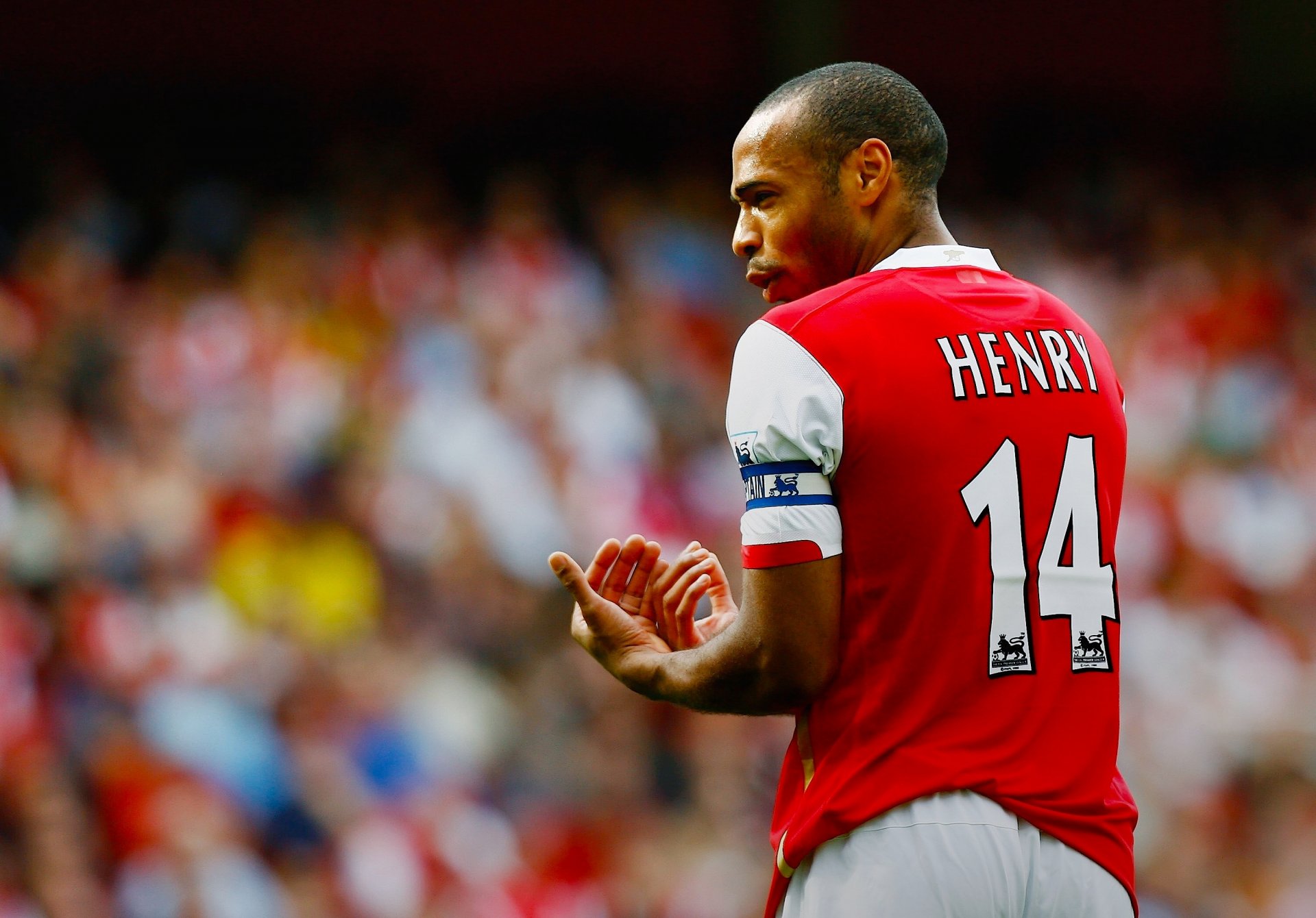 thierry henri henri henry arsenal england verein uniform fußballer kapitän stern fußball