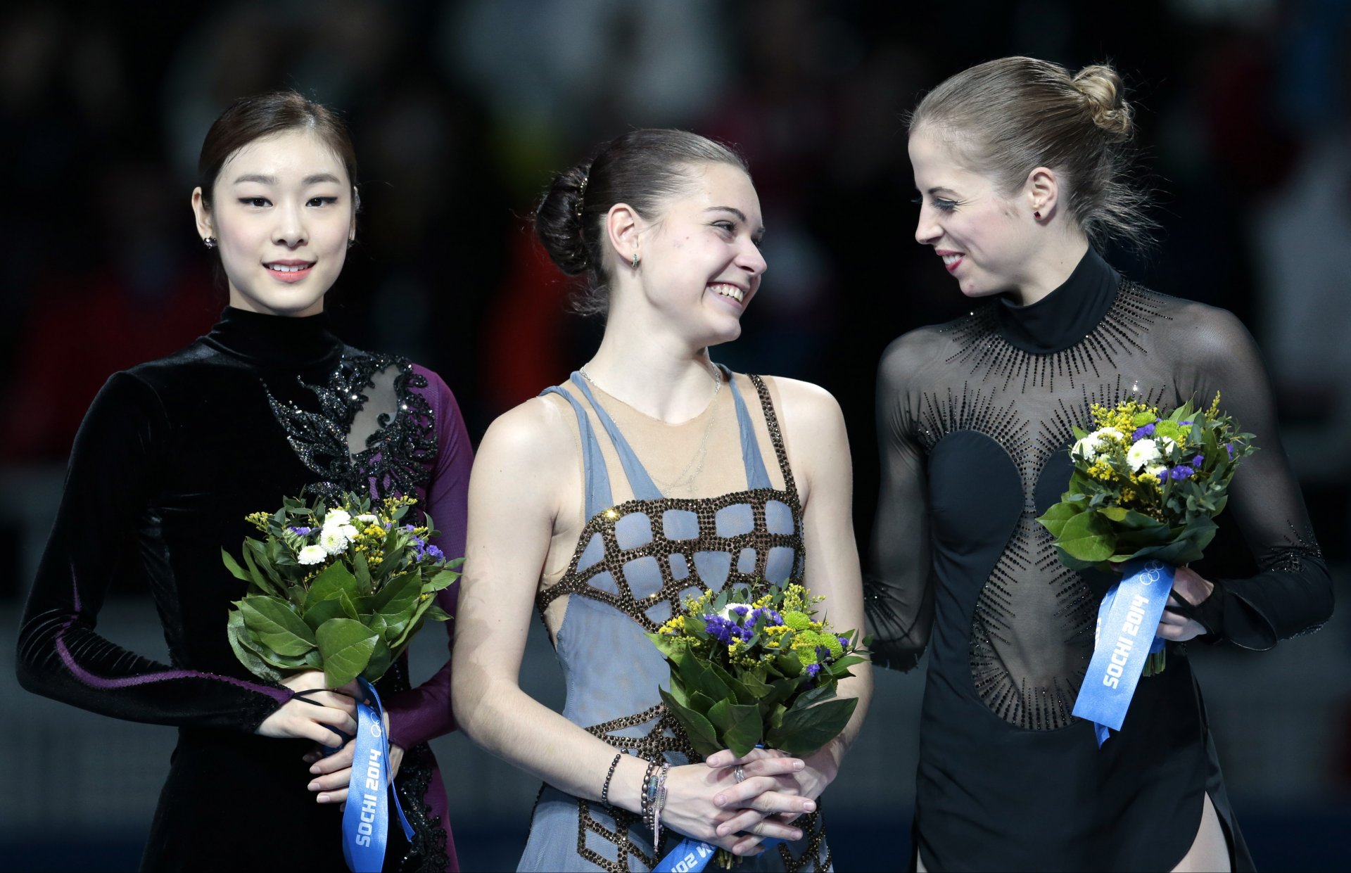 yong-a kim adelina sotnikova karolina kostner patineuse artistique patinage artistique piédestal sourire sotchi 2014 sotchi 2014 jeux olympiques d hiver xxii jeux olympiques d hiver sotchi 2014 corée russie italie fleurs victoire