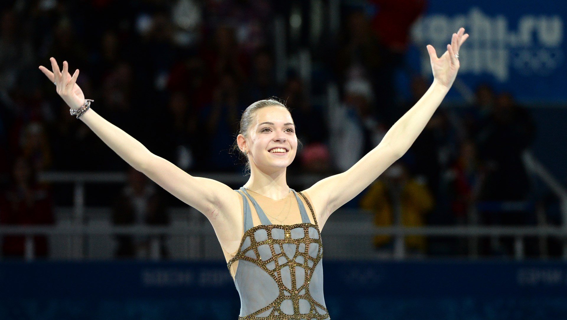 adeline sotnikova łyżwiarstwo figurowe łyżwiarka figurowa radość zwycięstwo mistrzyni olimpijska soczi 2014 zimowe igrzyska olimpijskie soczi 2014 xxii zimowe igrzyska olimpijskie soczi 2014 rosja złoto uśmiech