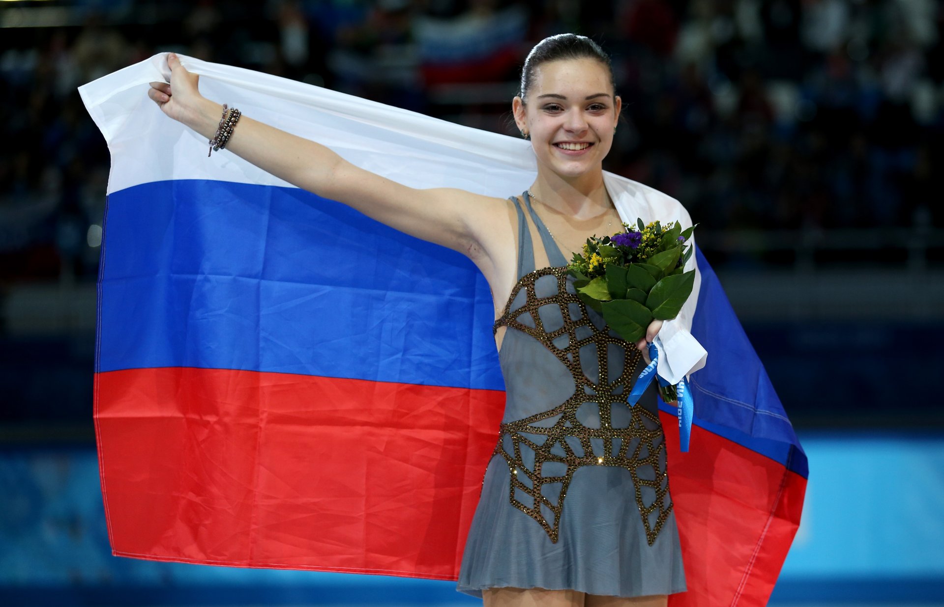 adelina sotnikova patinage artistique drapeau joie patineuse artistique sotchi 2014 sotchi 2014 jeux olympiques d hiver olympique championne xxii jeux olympiques d hiver sotchi 2014 russie fleurs bouquet tricolore