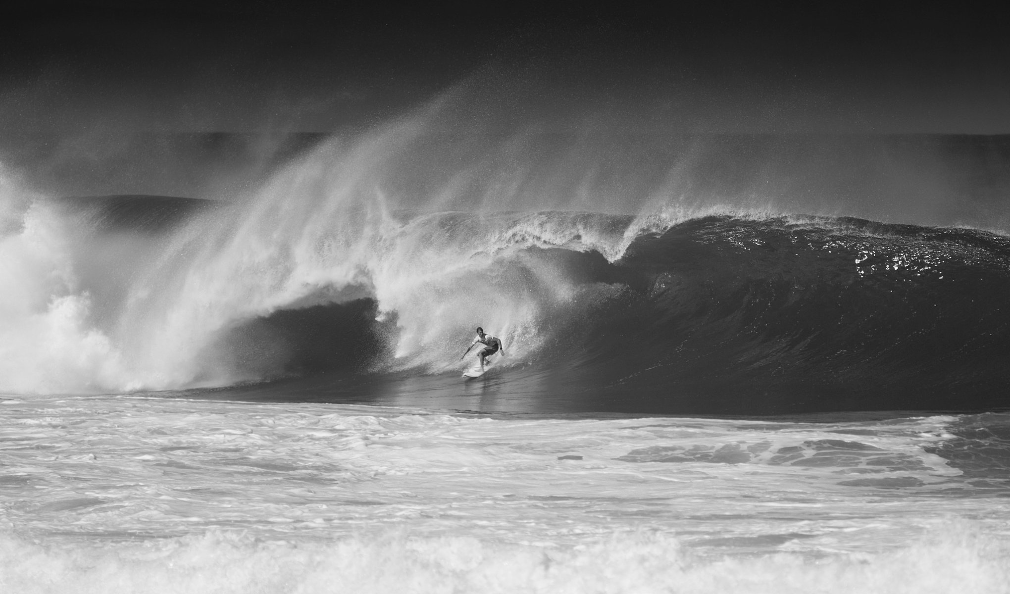 north shore oahu hawaii surfista onda oceano foto in bianco e nero