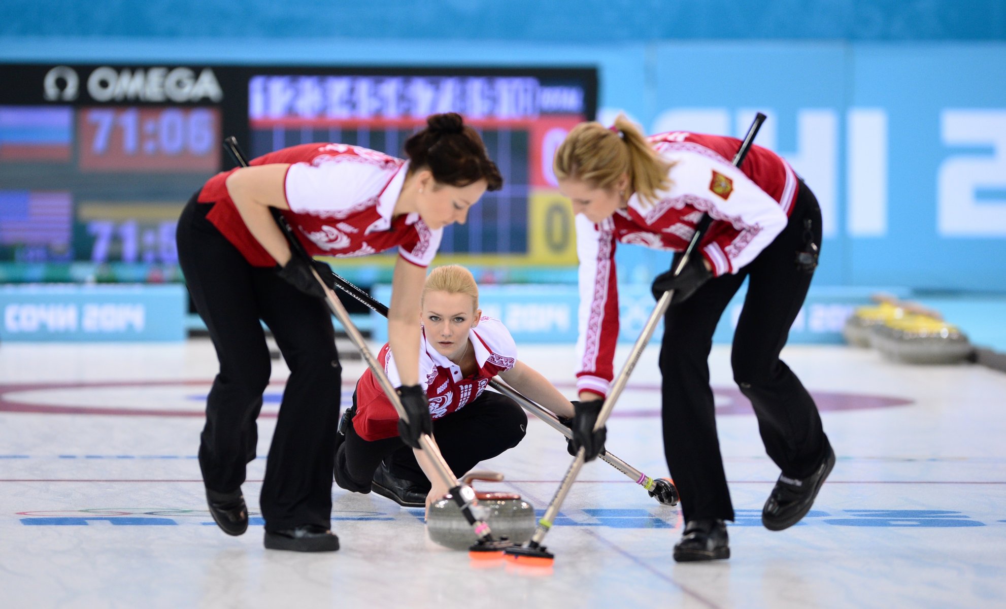 mädchen catherine galkina alexandra saitova margarita fomina sotschi 2014 sotschi 2014 olympische winterspiele xxii olympische winterspiele sotschi 2014 russland stein gleiten bürsten reibung blick bosco spiel