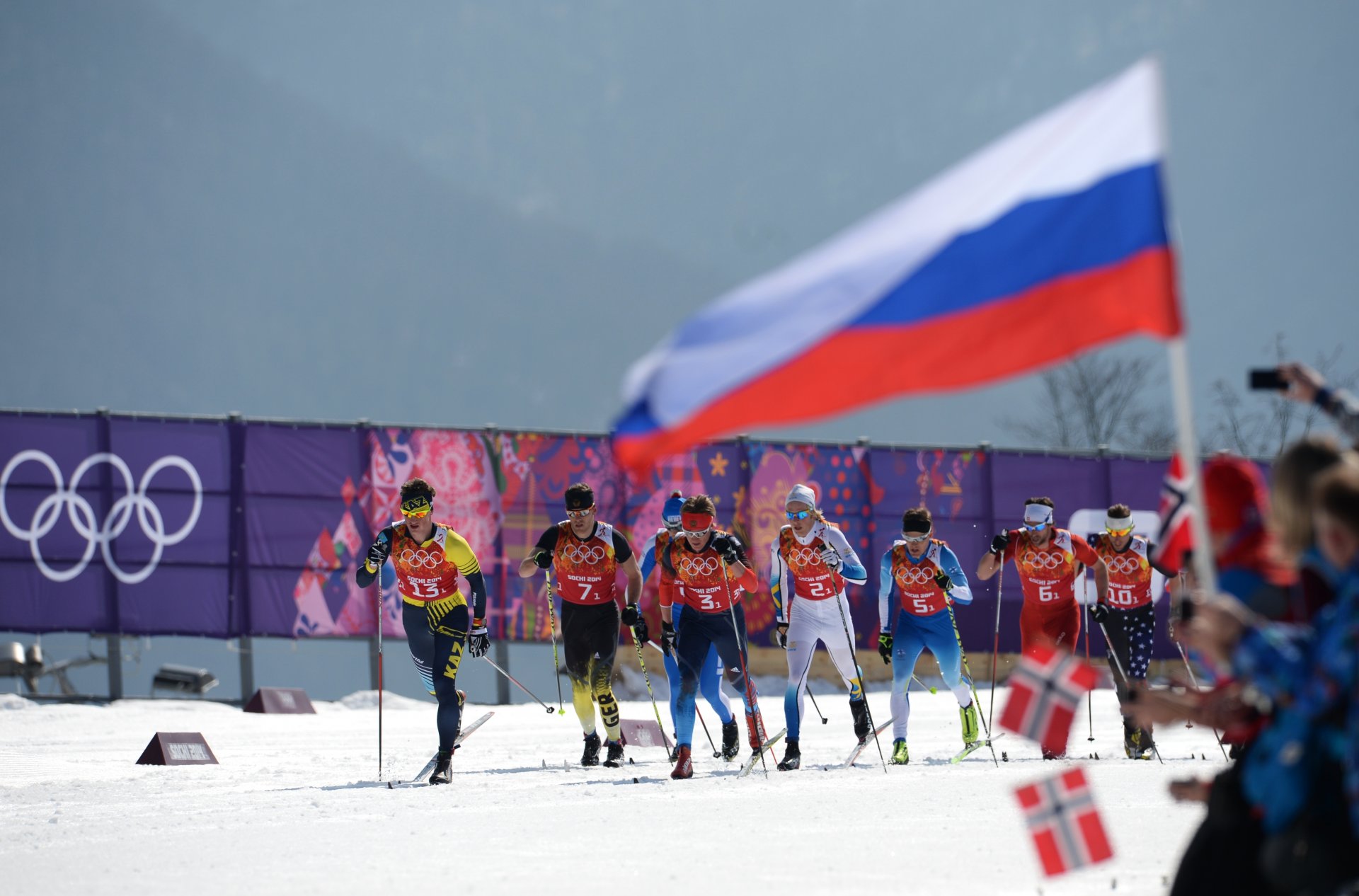 course de ski sotchi 2014 sotchi 2014 jeux olympiques d hiver xxii jeux olympiques d hiver sotchi 2014 russie drapeau skieurs neige norvège drapeaux