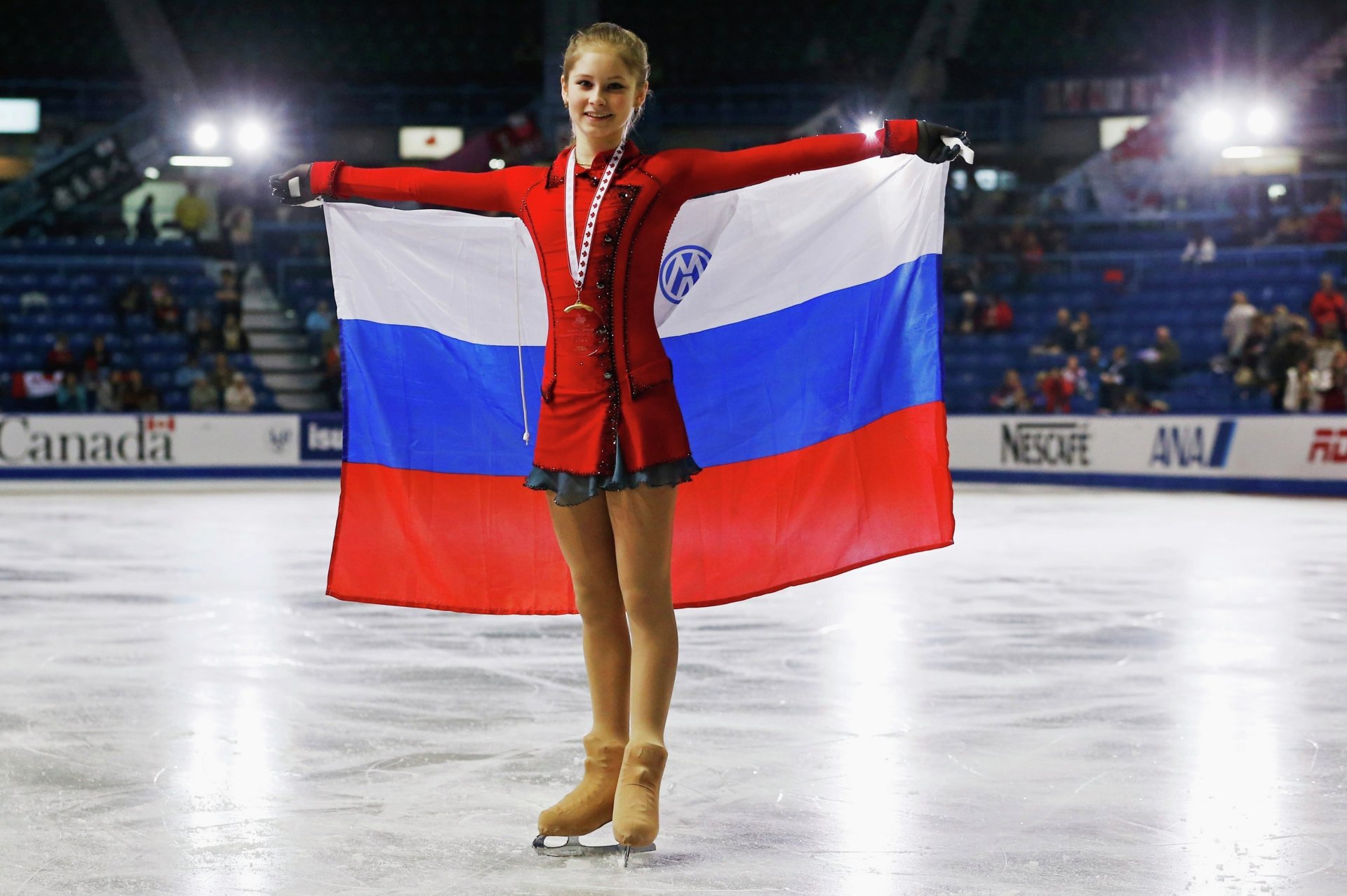 julia lipnitskaya championne patineuse artistique médaille drapeau russie sourire beauté lumière victoire