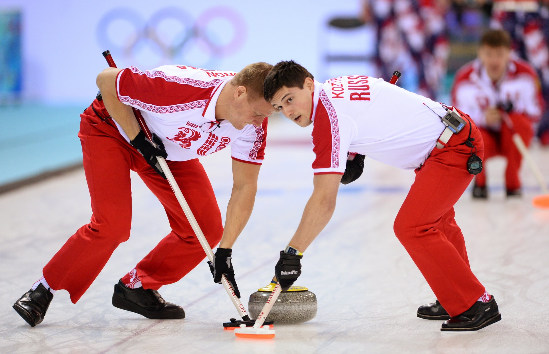 uomini peter drone alexander kozyrev sochi 2014 sochi 2014 olimpiadi invernali xxii olimpiadi invernali sochi 2014 russia pietra slittamento spazzole attrito vista bosco