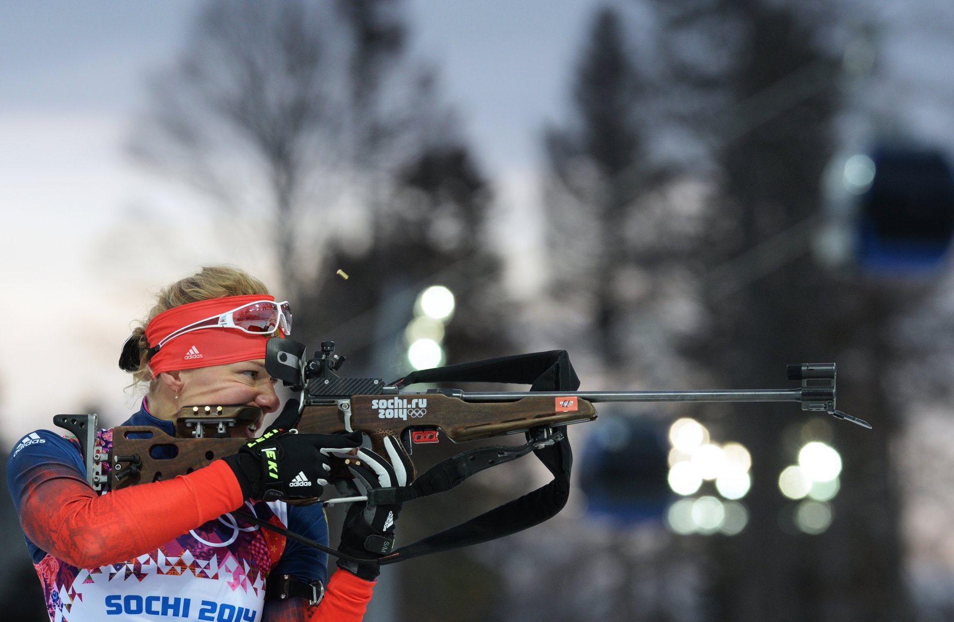 biathlon femmes sotchi 2014 jeux olympiques d hiver de sotchi 2014 xxii jeux olympiques d hiver olga zaitseva double championne olympique sotchi 2014 russie fusil vue tir visée