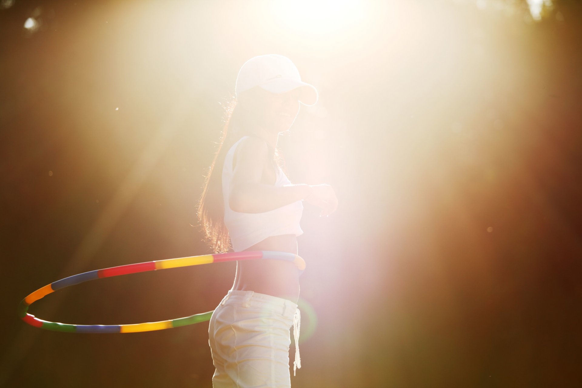 sport fille cerceau hulahup figure mouvement rotation occupation casquette casquette de baseball soleil rayons fond fond d écran écran large plein écran écran large