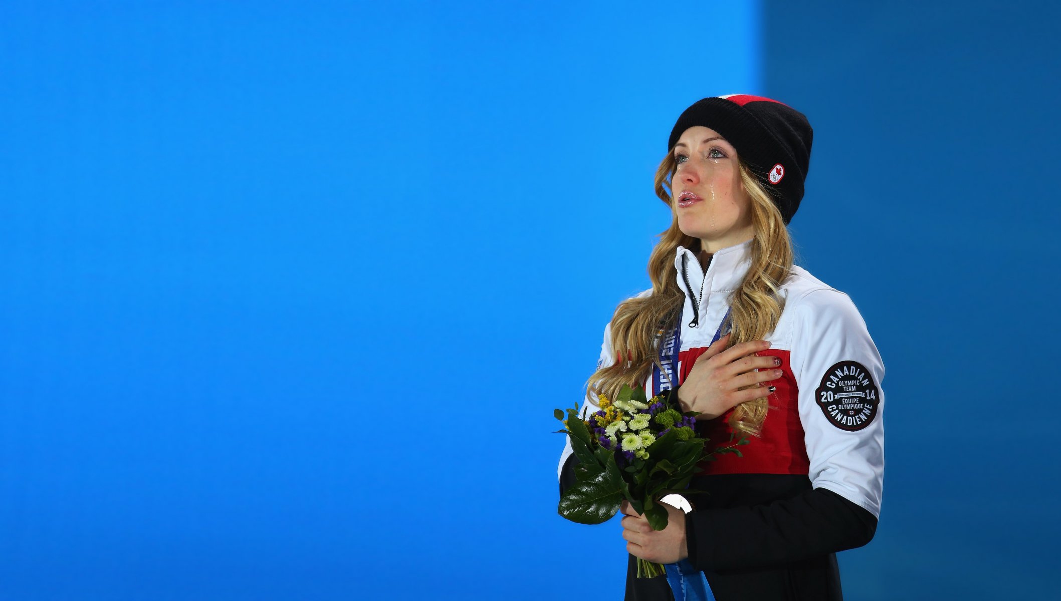 justine dufour-lapointe justine dufour-lapointe sochi 2014 equipo olímpico canadiense canadiense olímpico emocional medalla ceremonia de premiación equipe olympique canadien campeón olímpico campeón freestyle mogul lágrima adost emoción grdost canadian