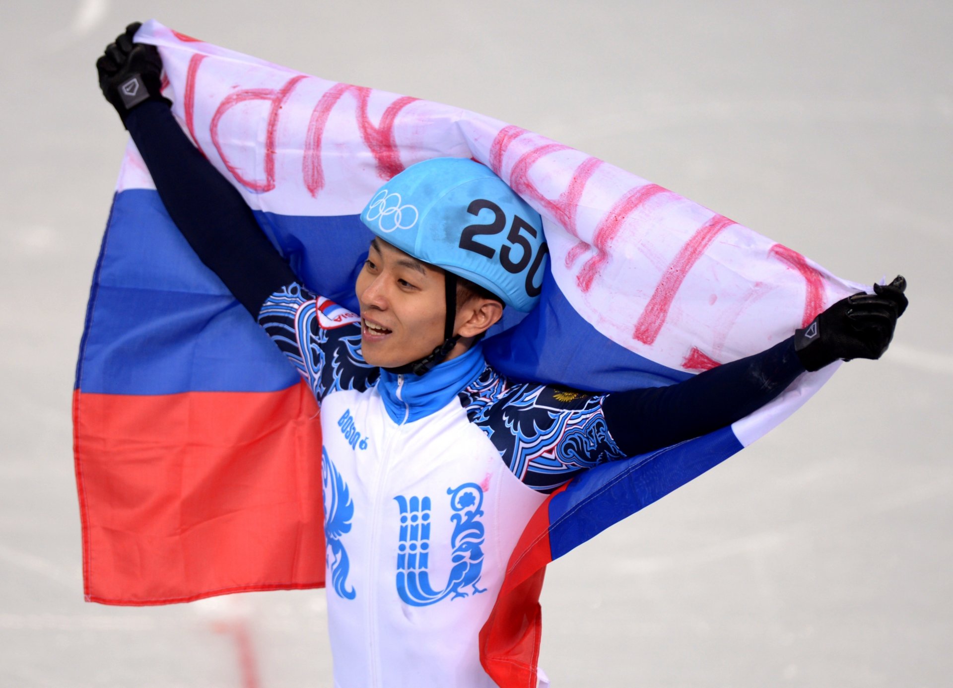 victor ahn cinque volte campione medaglia d oro olimpiadi sochi 2014 bandiera sochi 2014 giochi olimpici