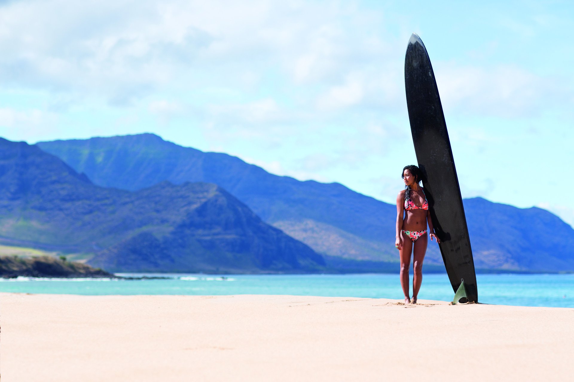 surfen mädchen badeanzug brett strand sand ozean berge