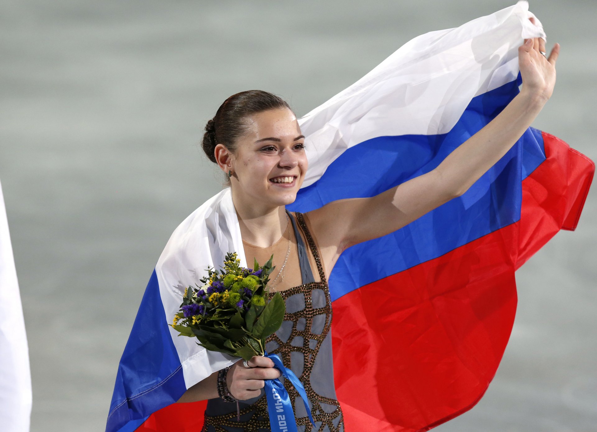 adeline sotnikova łyżwiarstwo figurowe flaga radość łyżwiarka figurowa soczi 2014 zimowe igrzyska olimpijskie soczi 2014 olimpijska mistrzyni xxii zimowe igrzyska olimpijskie soczi 2014 rosja kwiaty bukiet