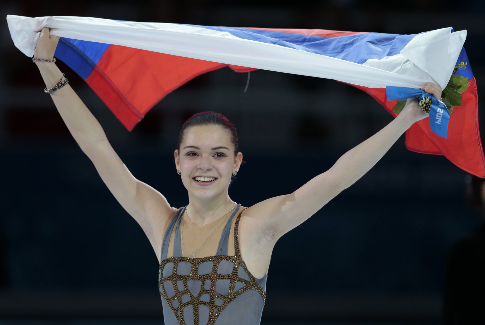 adelina sotnikova patinaje artístico bandera alegría patinadora sochi 2014 sochi-2014 juegos olímpicos de invierno olímpica campeona xxii juegos olímpicos de invierno sochi-2014 rusia oro