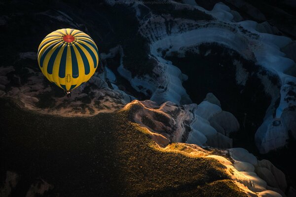 Globo en las montañas