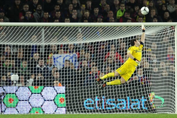 Foto del portiere in volo dietro la palla