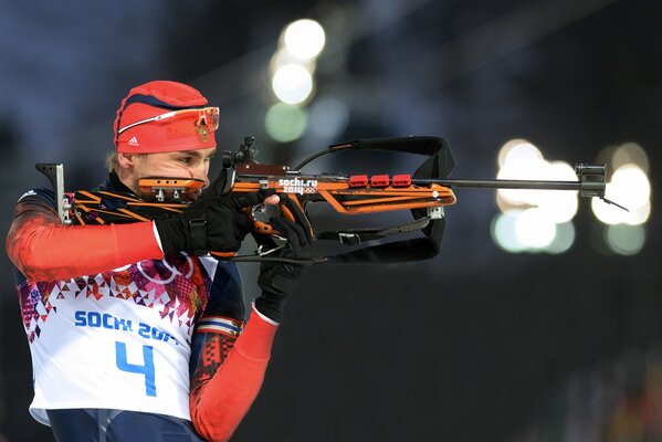 Gürtelfoto des Biathleten Anton Shipulin, der während des Wettbewerbs bei den Olympischen Winterspielen von Sotschi 2014 aus einem Gewehr zielt